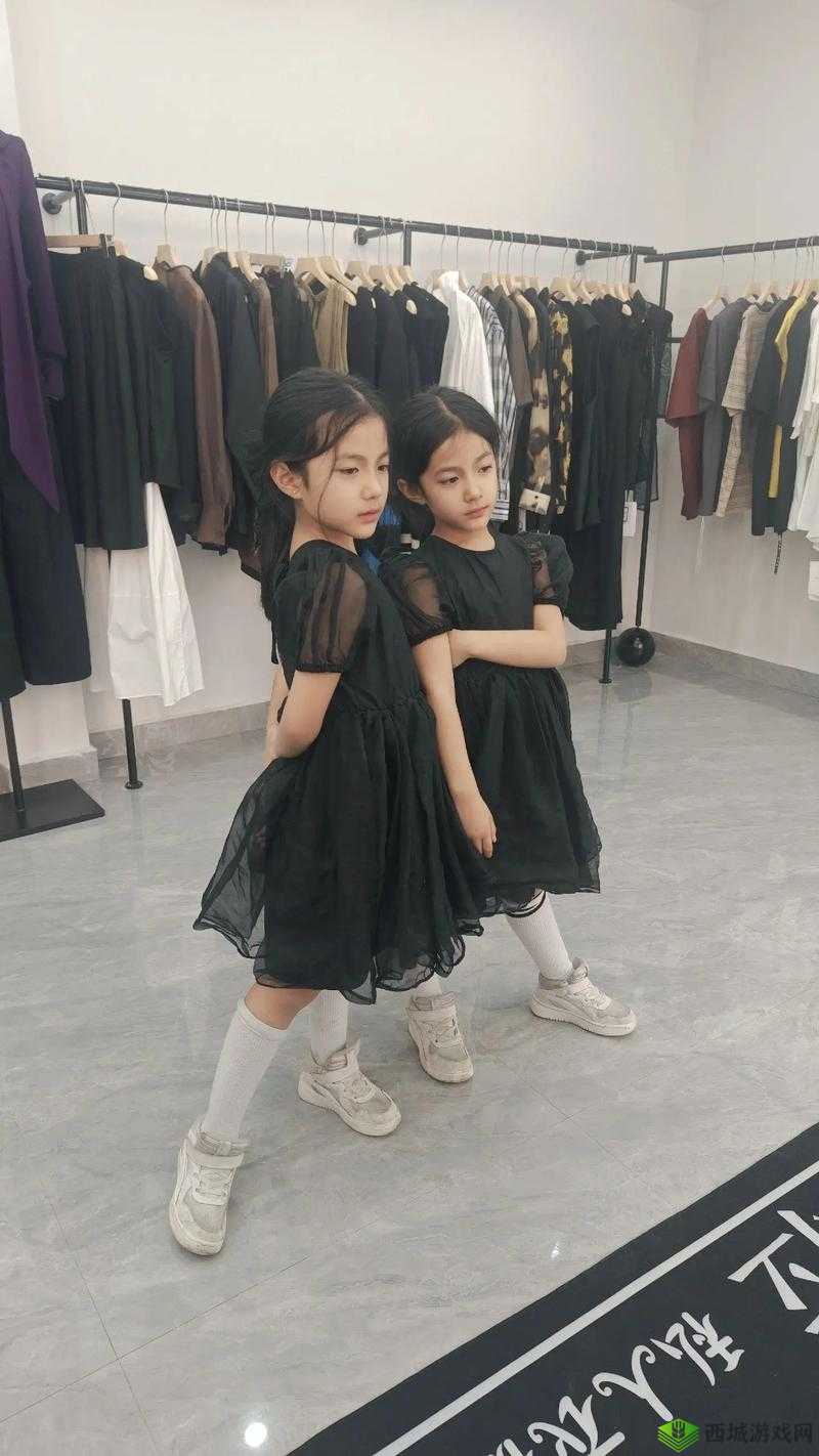 双胞胎姐妹齐上阵：一模一样的她们会带来怎样的惊喜